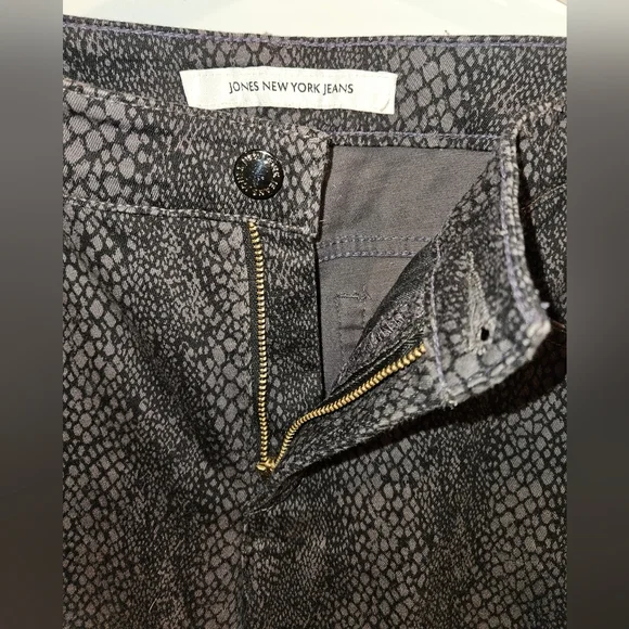 Jones New York Jeans - Black and Gray Snakeskin Look Jeans - size 6 - Picture 4 of 9